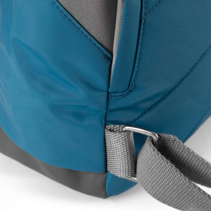 Mochila Roka London Canfield B Pequeña Sostenible Nylon Azul (Marine) 6 Mochila Roka London Canfield B Pequeña Sostenible Nylon Azul (Marine) - Imagen 4