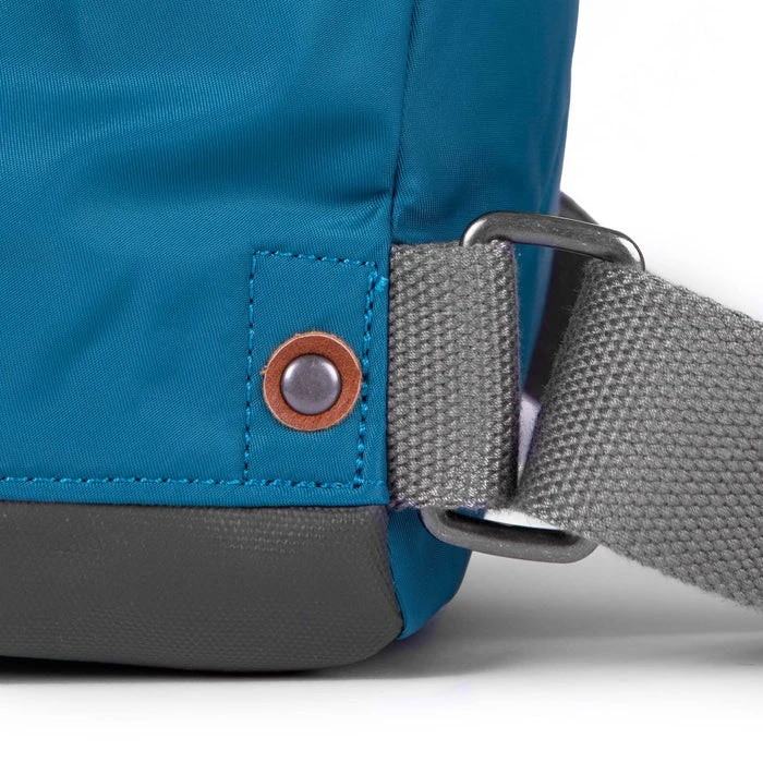Mochila Roka London Bantry B Mediana Sostenible Nylon Turquesa (marine) 6 Mochila Roka London Bantry B Mediana Sostenible Nylon Turquesa (marine) - Imagen 4