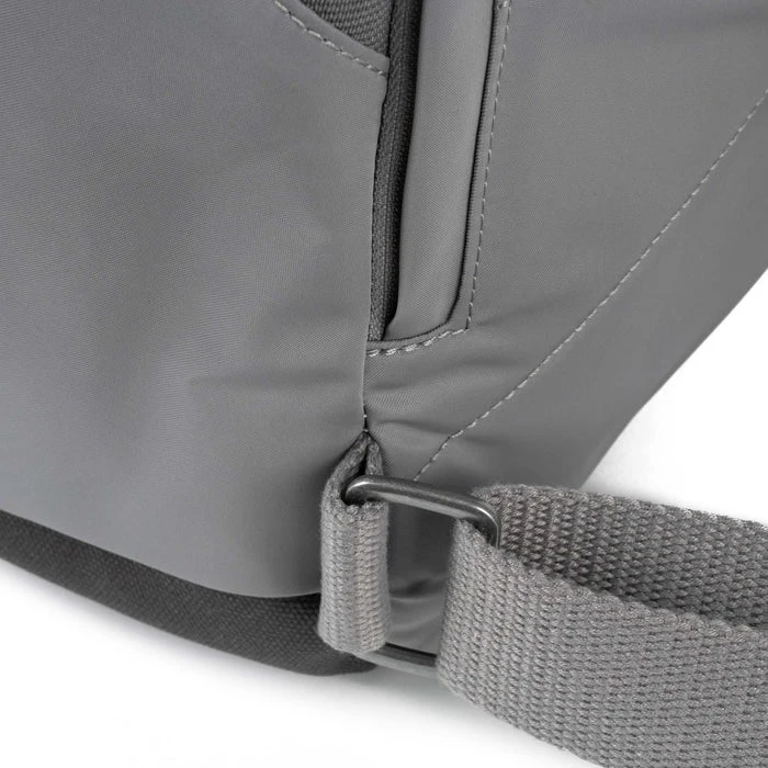 Mochila Roka London Canfield B Mediana Sostenible Nylon Gris (Stormy) 8 Mochila Roka London Canfield B Mediana Sostenible Nylon Gris (Stormy) - Imagen 6