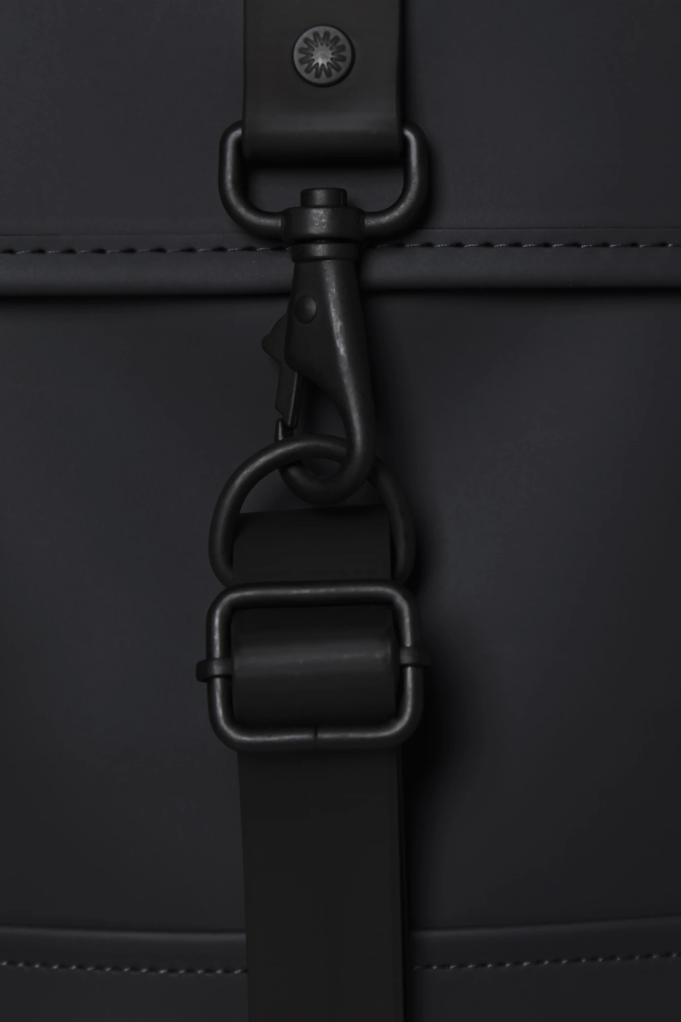 Mochila Rains Rucksack Negro 5 Mochila Rains Rucksack Negro - Imagen 3