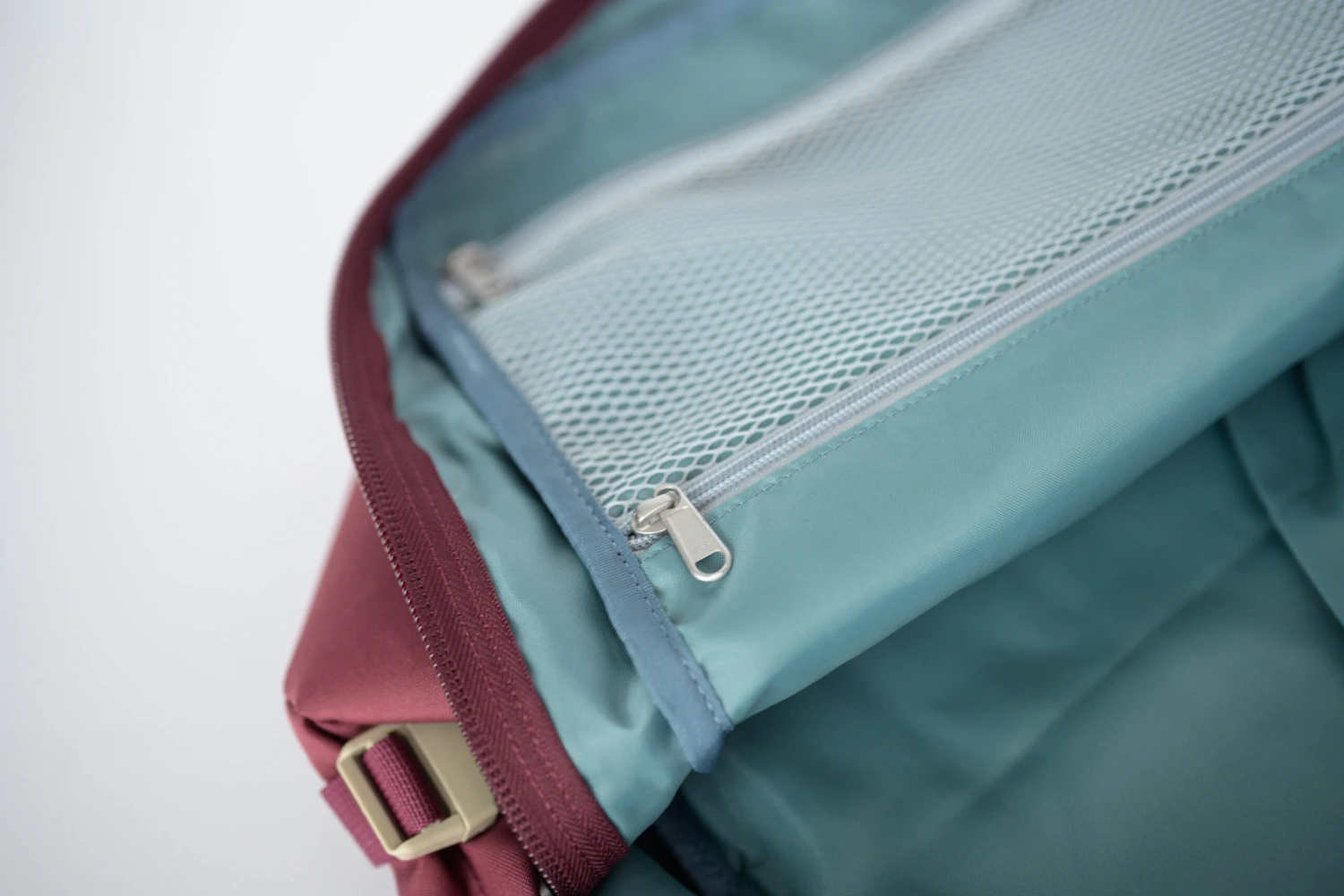 Mochila De Viaje Cabin Zero Classic 36 L. Granate (Napa Wine) 13 Mochila De Viaje Cabin Zero Classic 36 L. Granate (Napa Wine) - Imagen 11