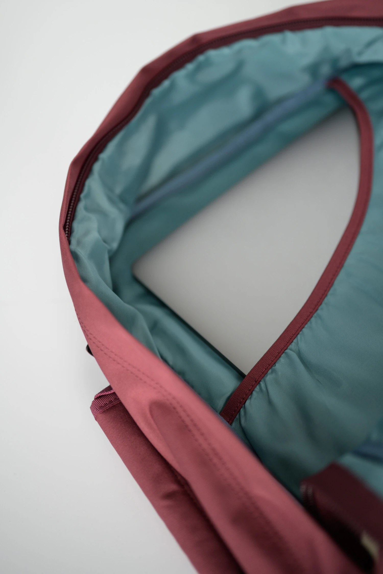 Mochila De Viaje Cabin Zero Classic 44 L. Granate (Napa Wine) 13 Mochila De Viaje Cabin Zero Classic 44 L. Granate (Napa Wine) - Imagen 11